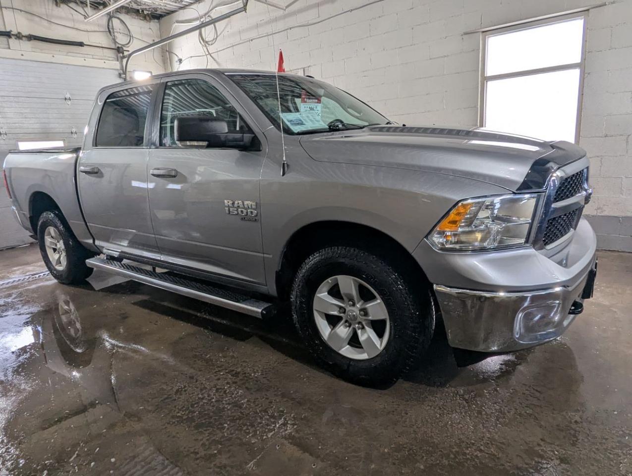 2020 RAM 1500 Classic SLT WITH SLIDING REAR WINDOW!! Photo