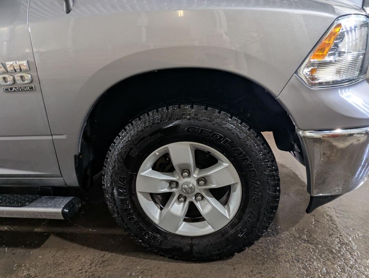 2020 RAM 1500 Classic SLT WITH SLIDING REAR WINDOW!! Photo3