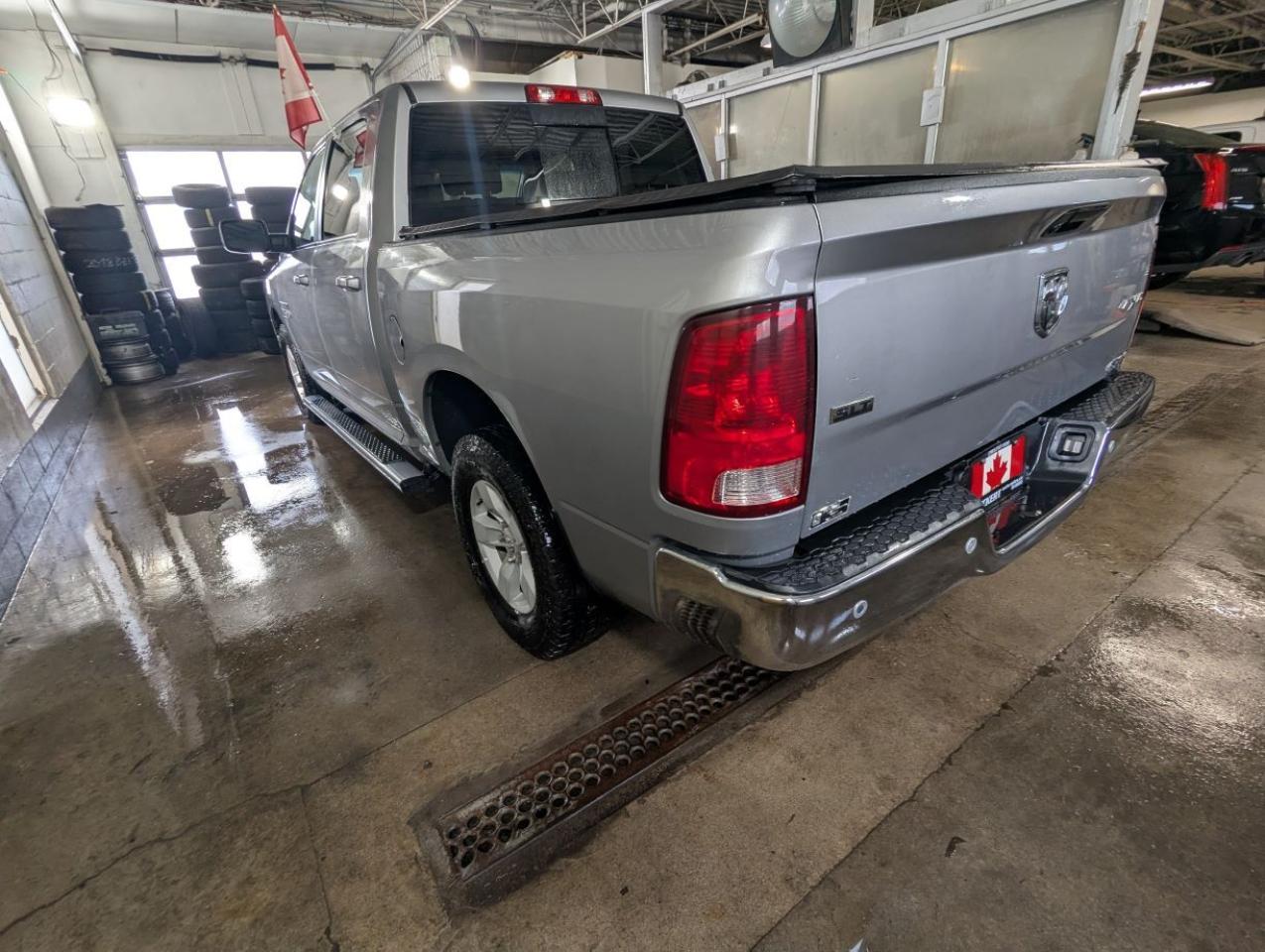 2020 RAM 1500 Classic SLT WITH SLIDING REAR WINDOW!! Photo