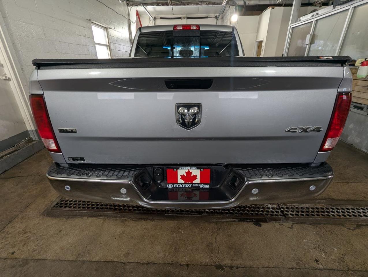 2020 RAM 1500 Classic SLT WITH SLIDING REAR WINDOW!! Photo