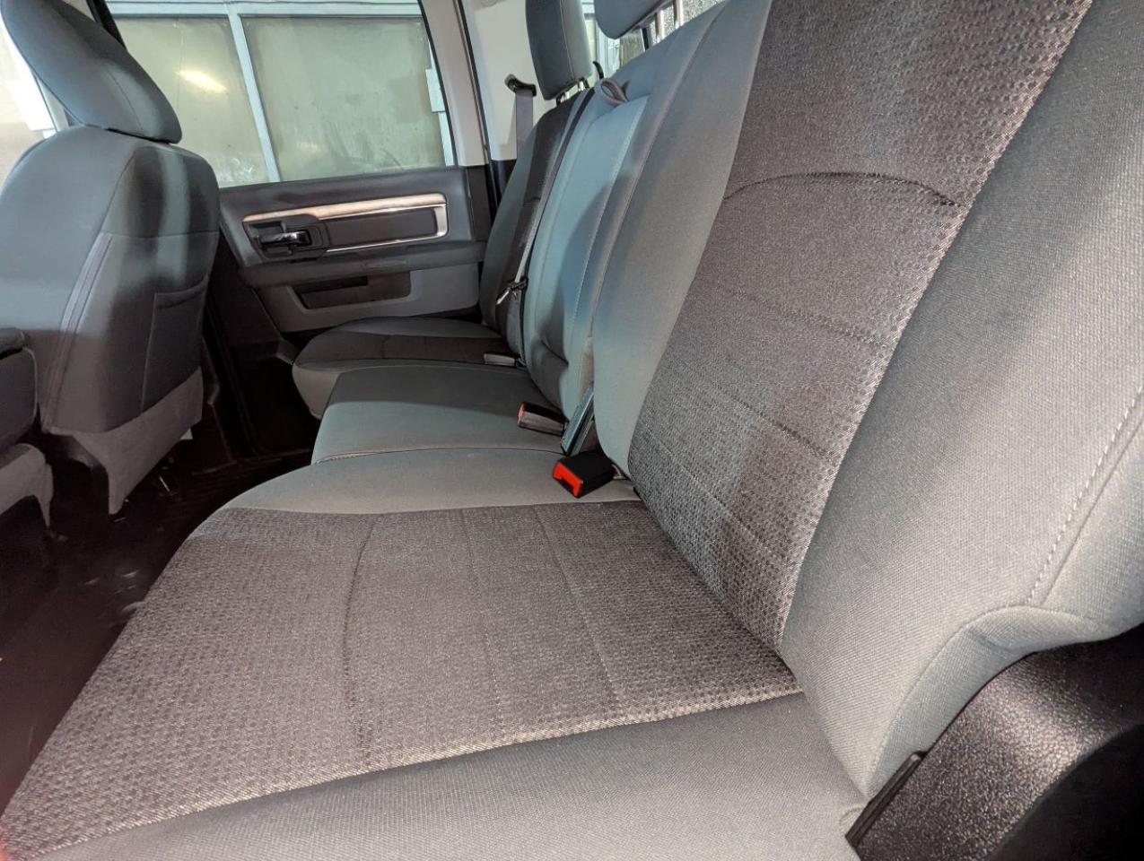 2020 RAM 1500 Classic SLT WITH SLIDING REAR WINDOW!! Photo