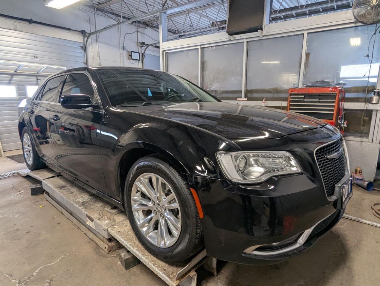 2017 Chrysler 300 Touring WITH LEATHER/PANARAMIC SUNROOF!! Photo