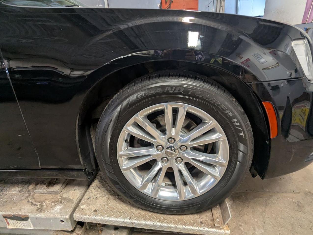 2017 Chrysler 300 Touring WITH LEATHER/PANARAMIC SUNROOF!! Photo