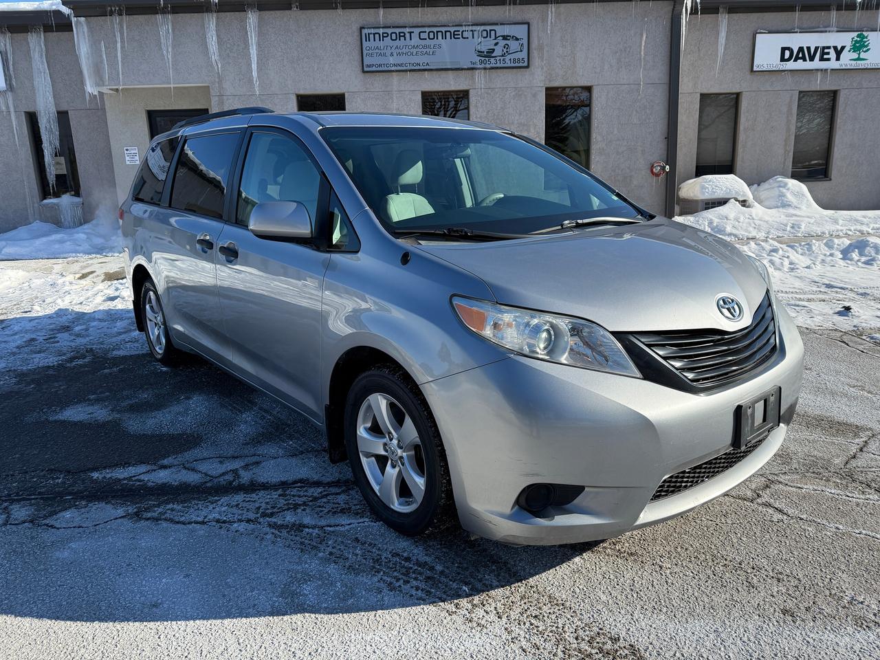 2012 Toyota Sienna 5dr V6 7-Pass FWD..VERY CLEAN..CERTIFIED! Photo2