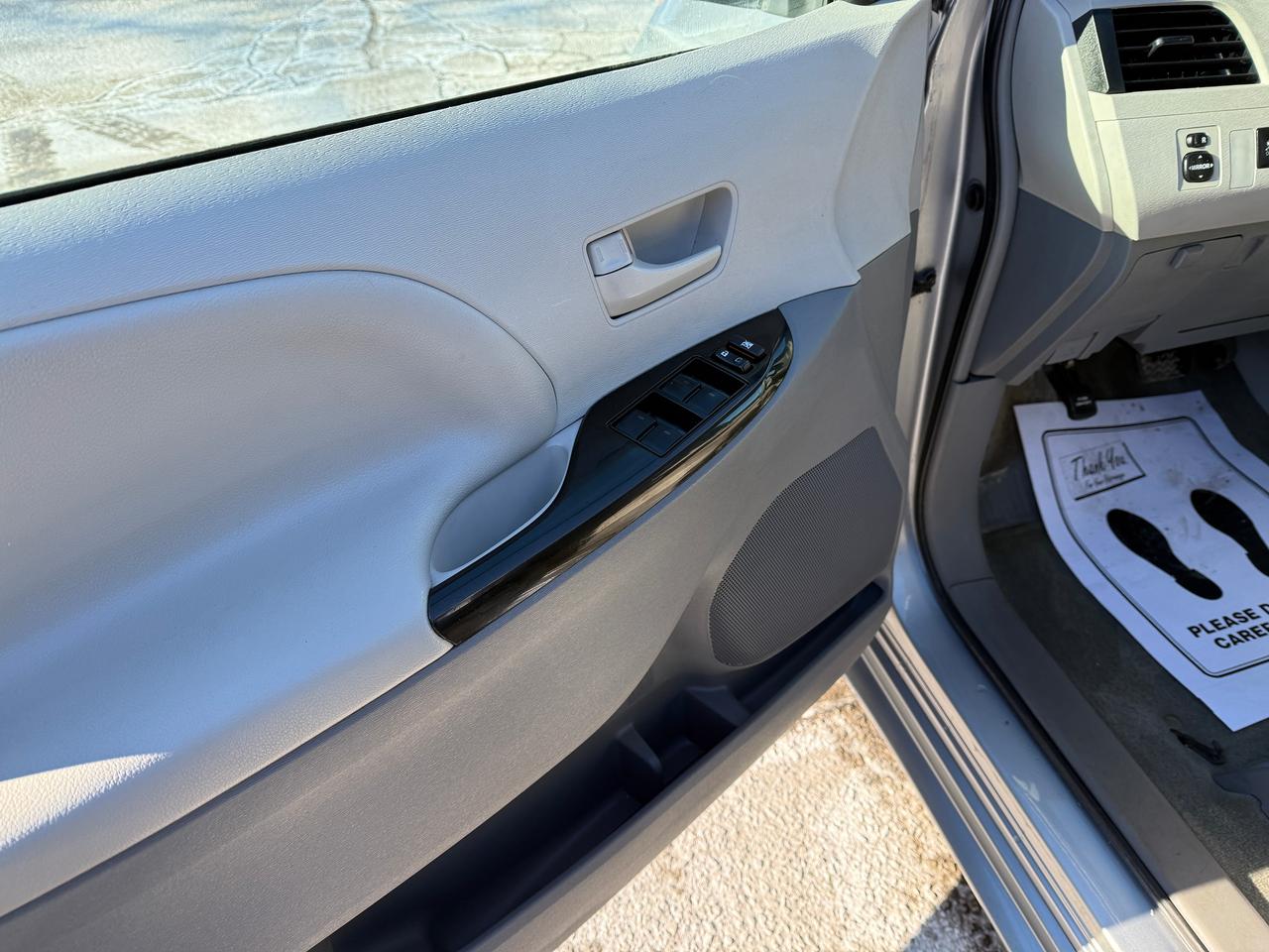 2012 Toyota Sienna 5dr V6 7-Pass FWD..VERY CLEAN..CERTIFIED! Photo