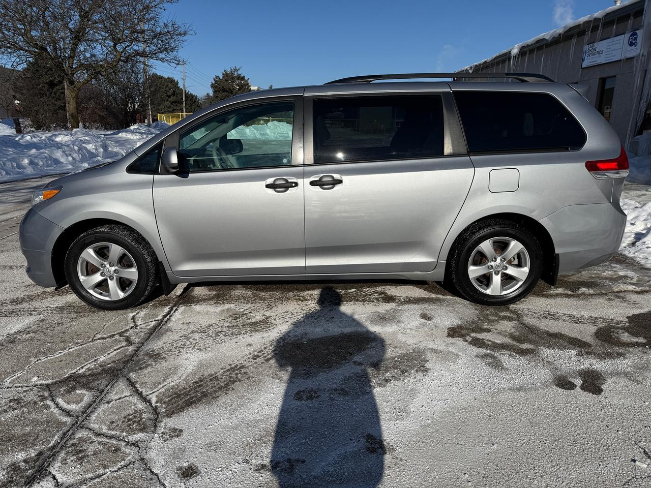 2012 Toyota Sienna 5dr V6 7-Pass FWD..VERY CLEAN..CERTIFIED! Photo