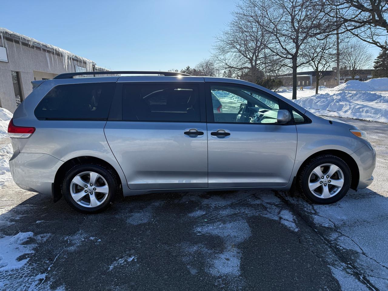 2012 Toyota Sienna 5dr V6 7-Pass FWD..VERY CLEAN..CERTIFIED! Photo3