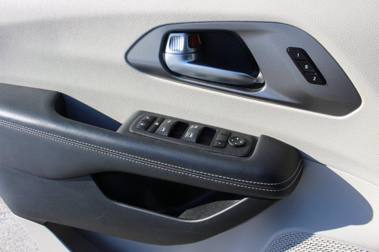 2023 Chrysler Pacifica TouringL*Heated Leather*PWR Doors*CarPlay*Rear Cam Photo