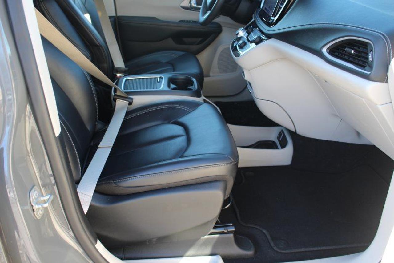 2023 Chrysler Pacifica TouringL*Heated Leather*PWR Doors*CarPlay*Rear Cam Photo