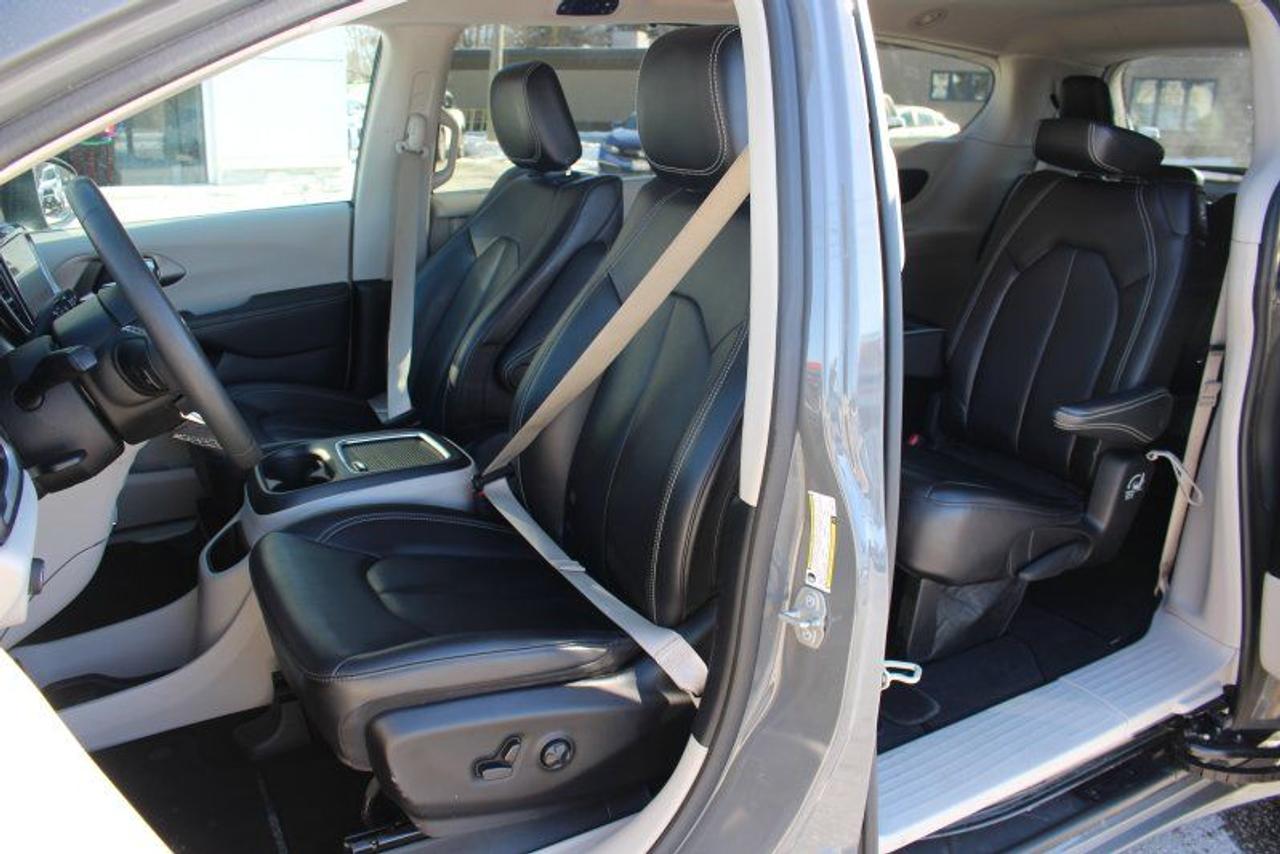 2023 Chrysler Pacifica TouringL*Heated Leather*PWR Doors*CarPlay*Rear Cam Photo