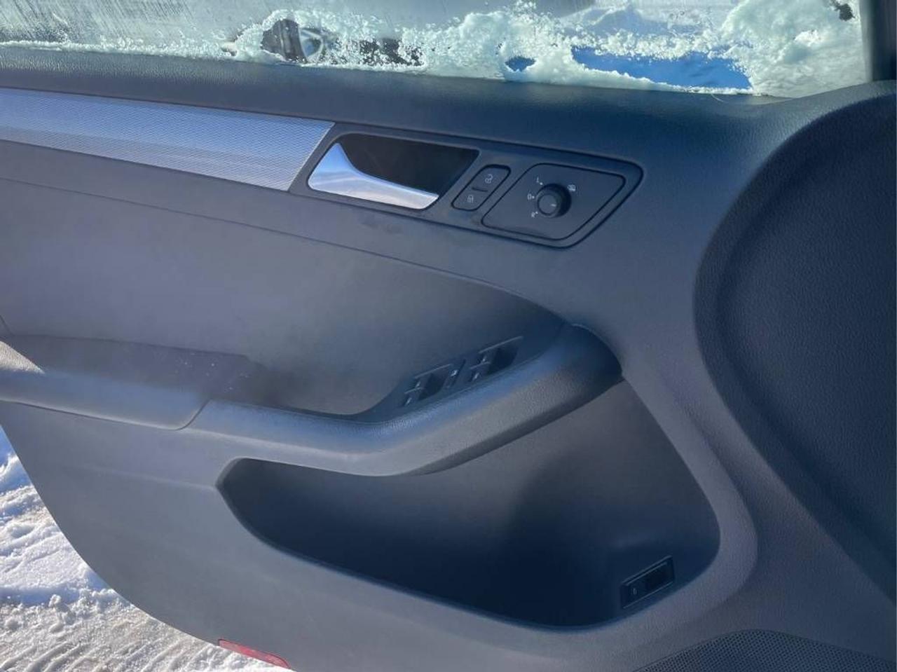 2017 Volkswagen Jetta Trendline+ 5SPD, HEATED SEATS, BACK-UP CAMERA!! Photo38