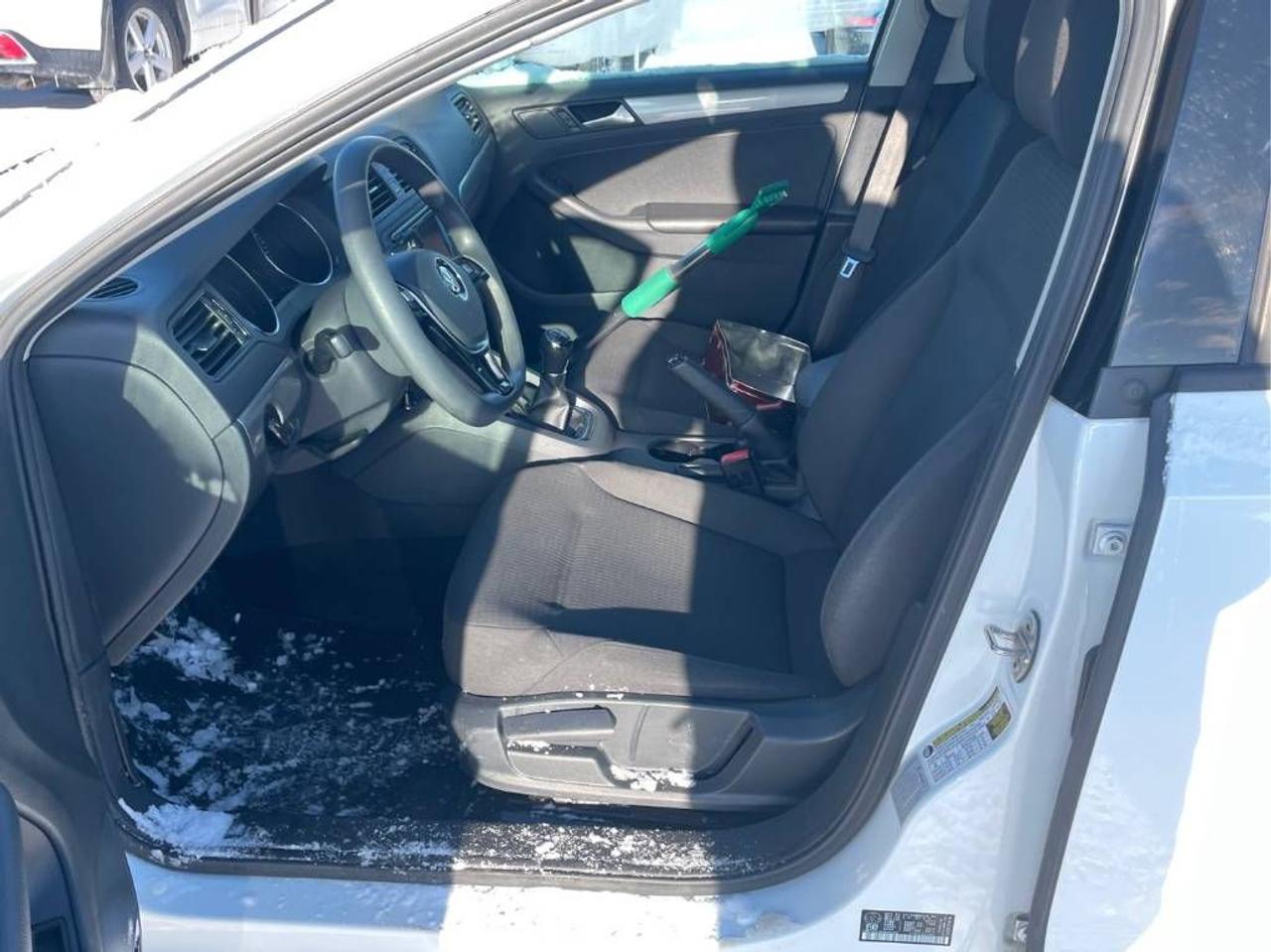 2017 Volkswagen Jetta Trendline+ 5SPD, HEATED SEATS, BACK-UP CAMERA!! Photo15