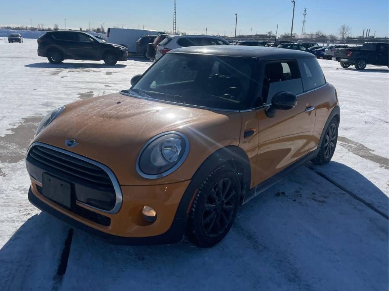 2016 MINI Cooper 2DR, AUTO, LEATHER, SUNROOF, NAV, BACK-UP CAMERA! Photo2