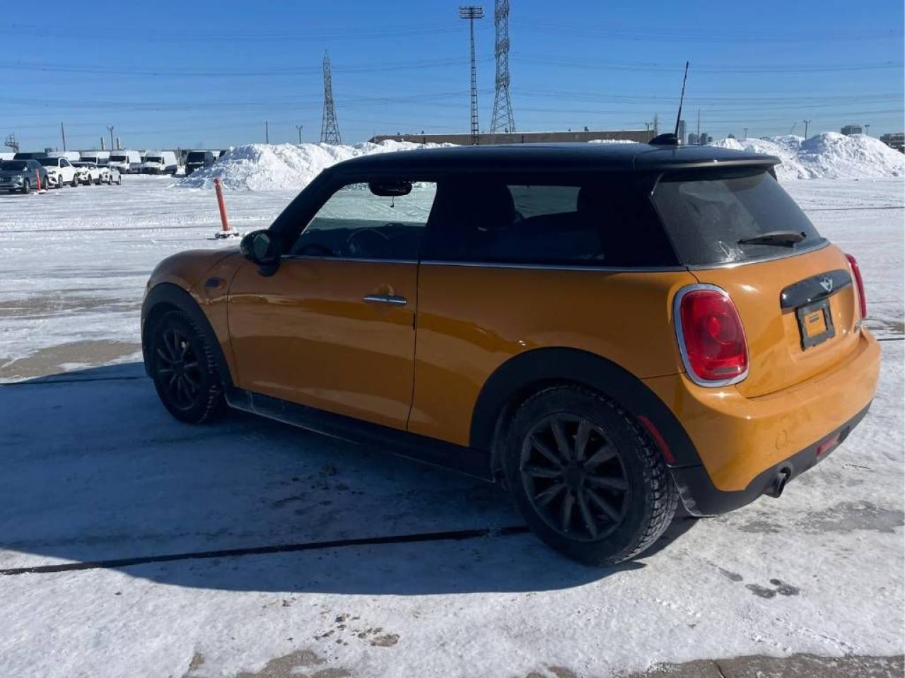 2016 MINI Cooper 2DR, AUTO, LEATHER, SUNROOF, NAV, BACK-UP CAMERA! Photo4