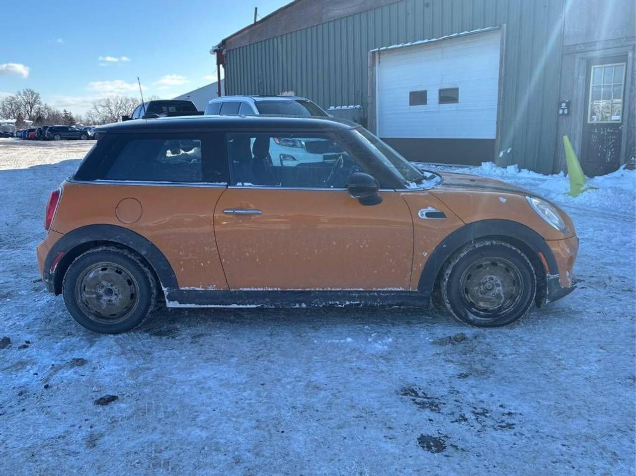 2017 MINI Cooper AUTO, LEATHER, SUNROOF, HARMAN KARDON STEREO! Photo