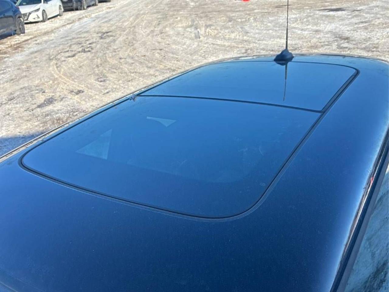 2017 MINI Cooper AUTO, LEATHER, SUNROOF, HARMAN KARDON STEREO! Photo