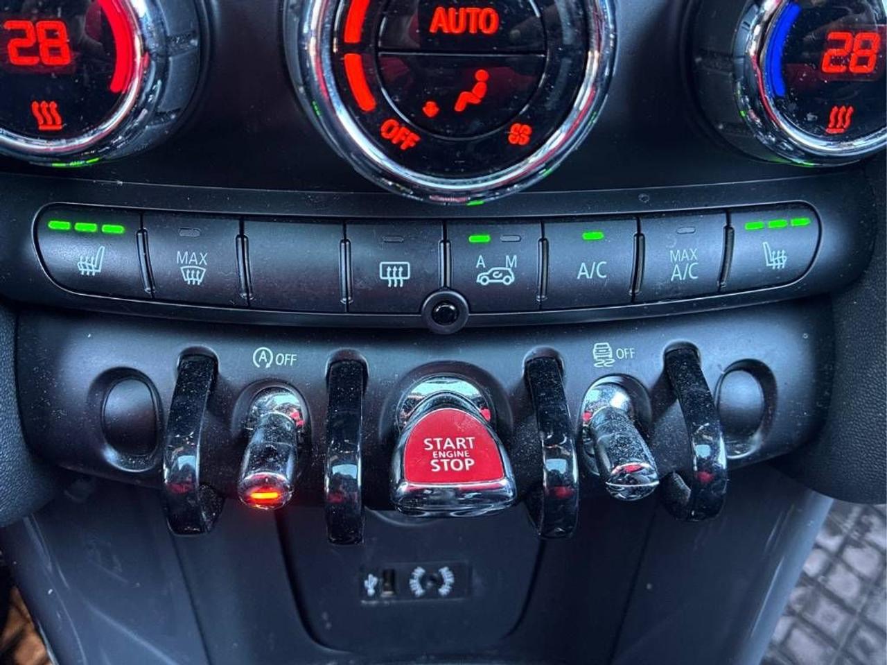 2017 MINI Cooper AUTO, LEATHER, SUNROOF, HARMAN KARDON STEREO! Photo