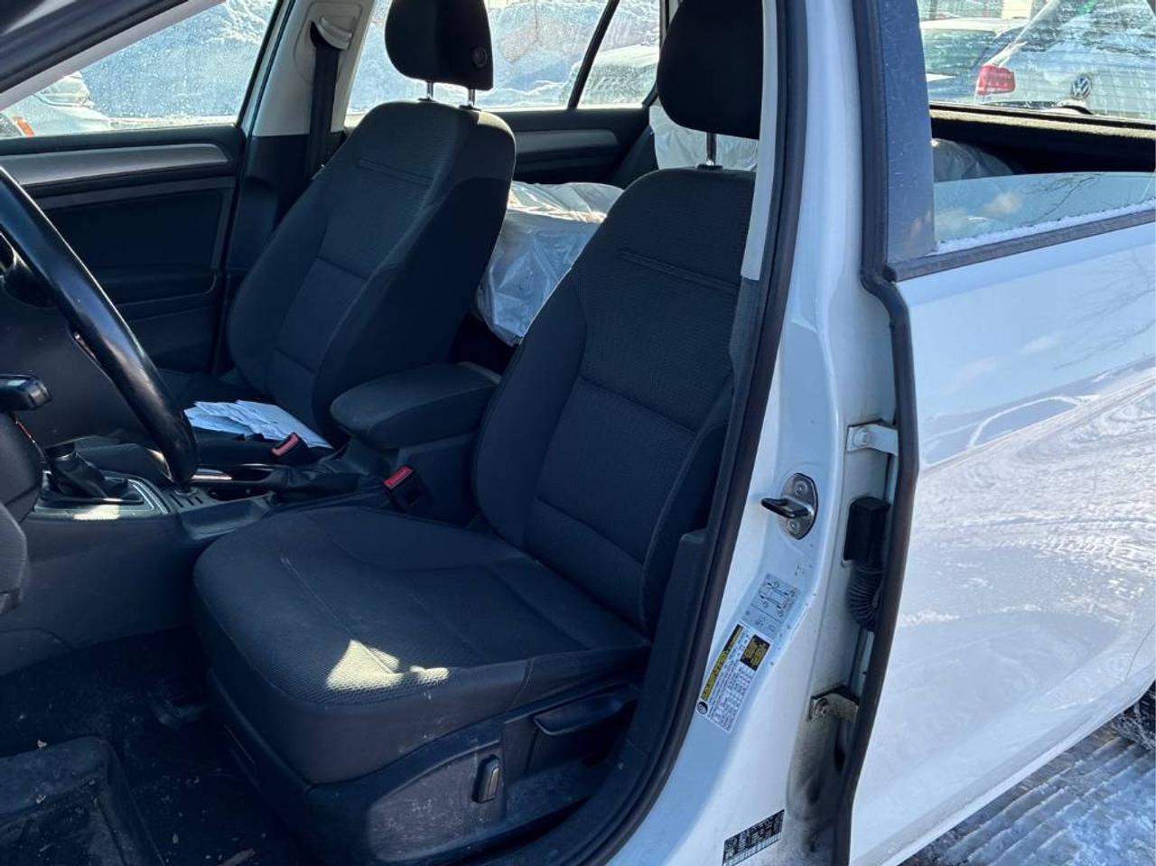 2016 Volkswagen Golf Trendline AUTO, HEATED SEATS, BACK-UP CAMERA!!! Photo17