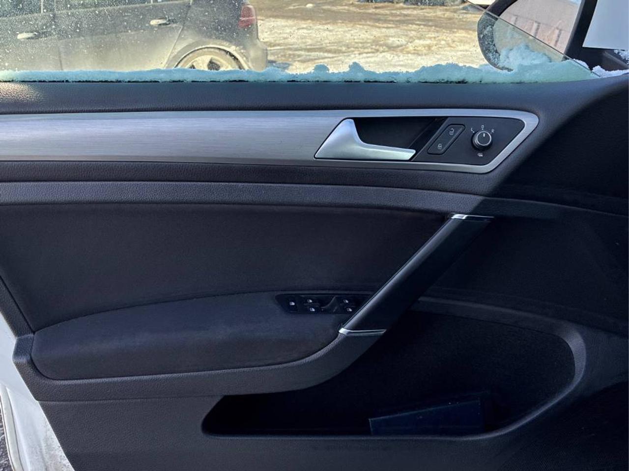 2016 Volkswagen Golf Trendline AUTO, HEATED SEATS, BACK-UP CAMERA!!! Photo39