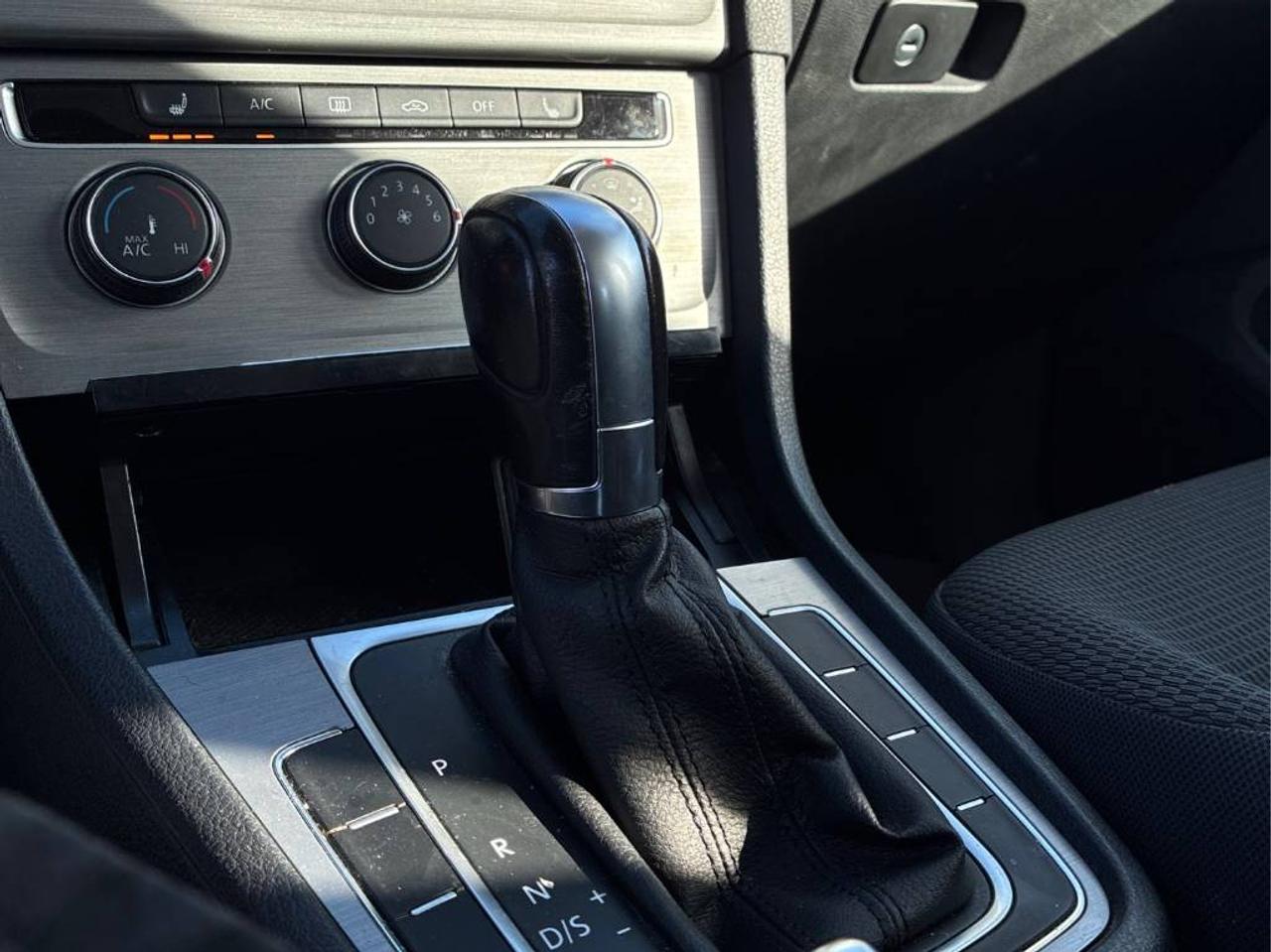 2016 Volkswagen Golf Trendline AUTO, HEATED SEATS, BACK-UP CAMERA!!! Photo45