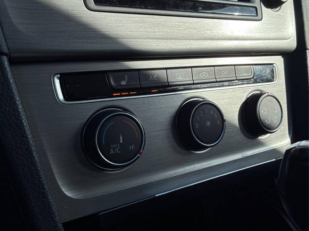 2016 Volkswagen Golf Trendline AUTO, HEATED SEATS, BACK-UP CAMERA!!! Photo44