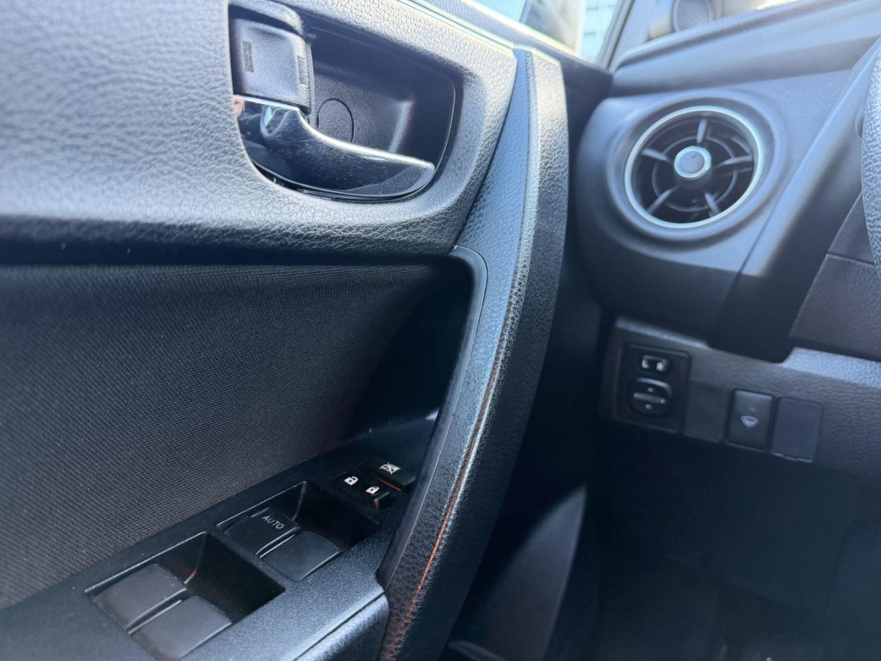 2019 Toyota Corolla LE Photo