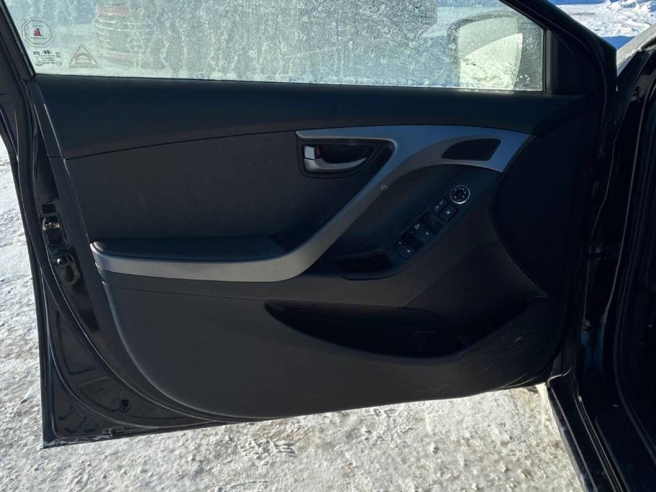 2015 Hyundai Elantra Sport Appearance pkg, AUTO, SUNROOF, HEATED SEATS! Photo