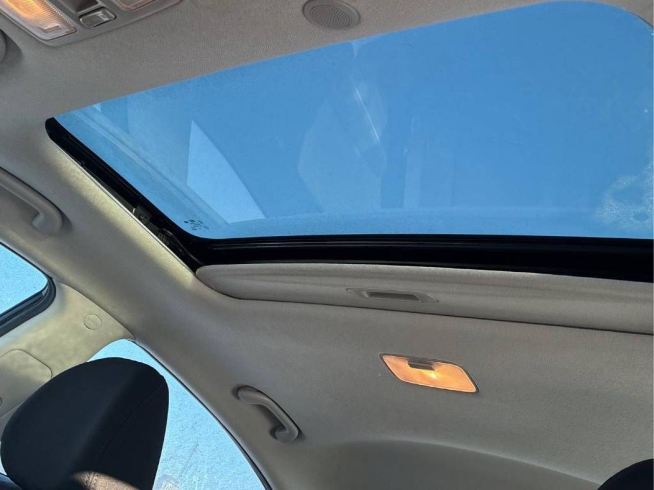 2015 Hyundai Elantra Sport Appearance pkg, AUTO, SUNROOF, HEATED SEATS! Photo