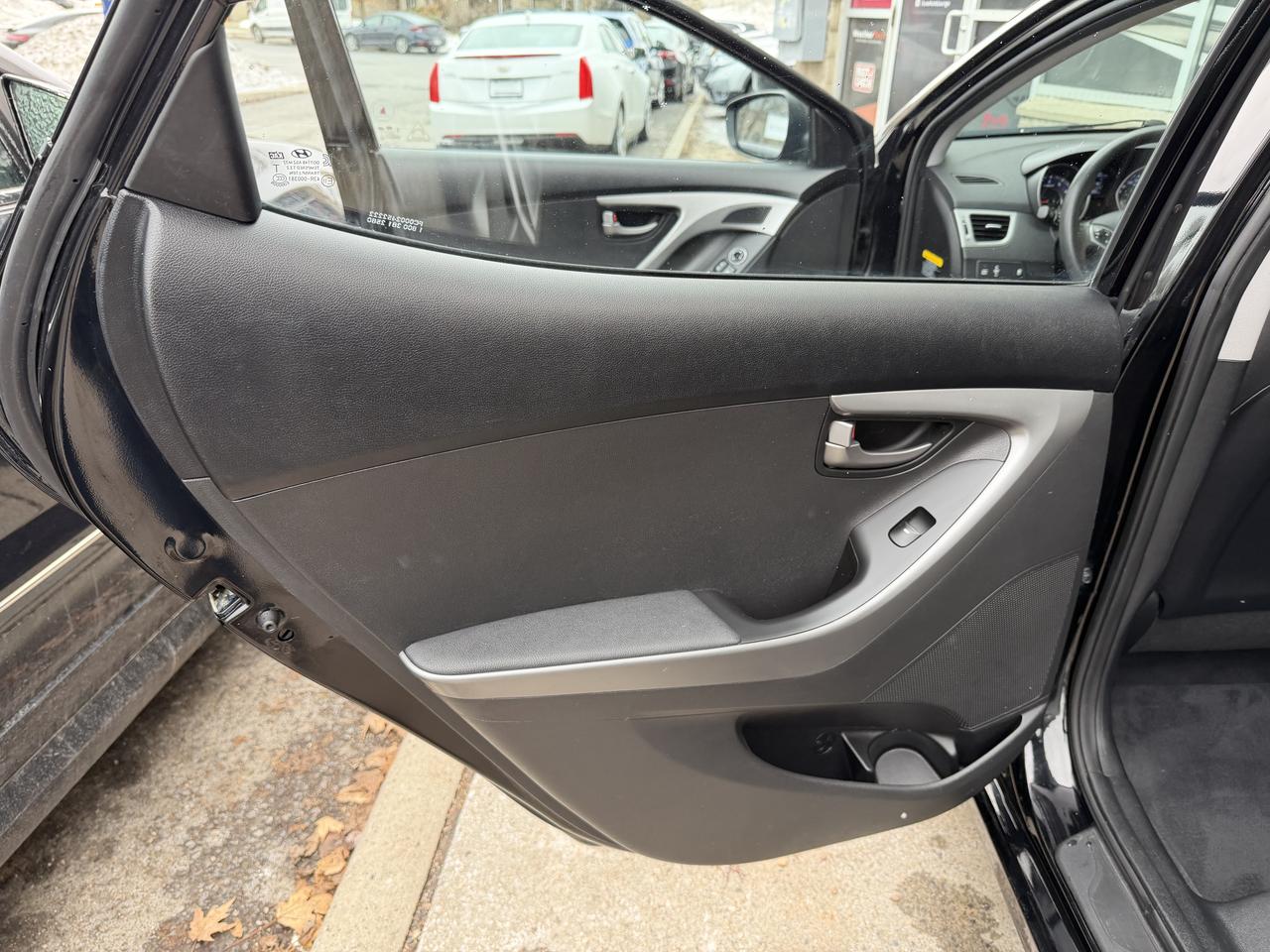 2015 Hyundai Elantra Sport Appearance pkg, AUTO, SUNROOF, HEATED SEATS! Photo29