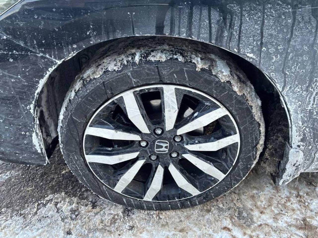 2013 Honda Civic Touring AUTO, LEATHER, SUNROOF, NAV, HEATED SEATS! Photo13