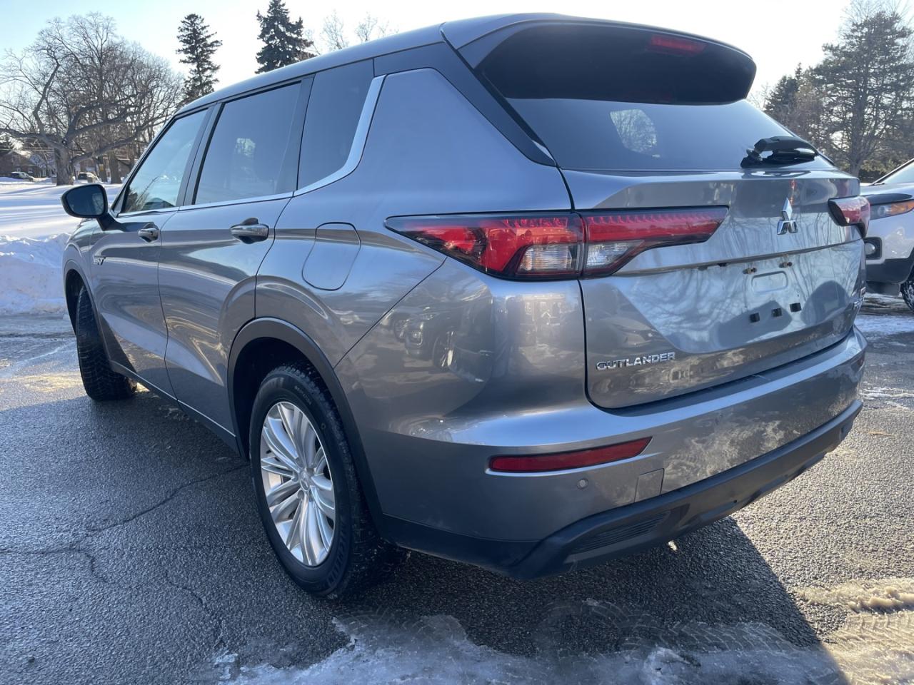 2023 Mitsubishi Outlander Phev ES AWD Photo3