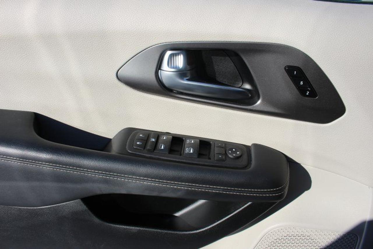 2023 Chrysler Pacifica TouringL*PWR Doors*Heated Leather*CarPlay*Rear Cam Photo