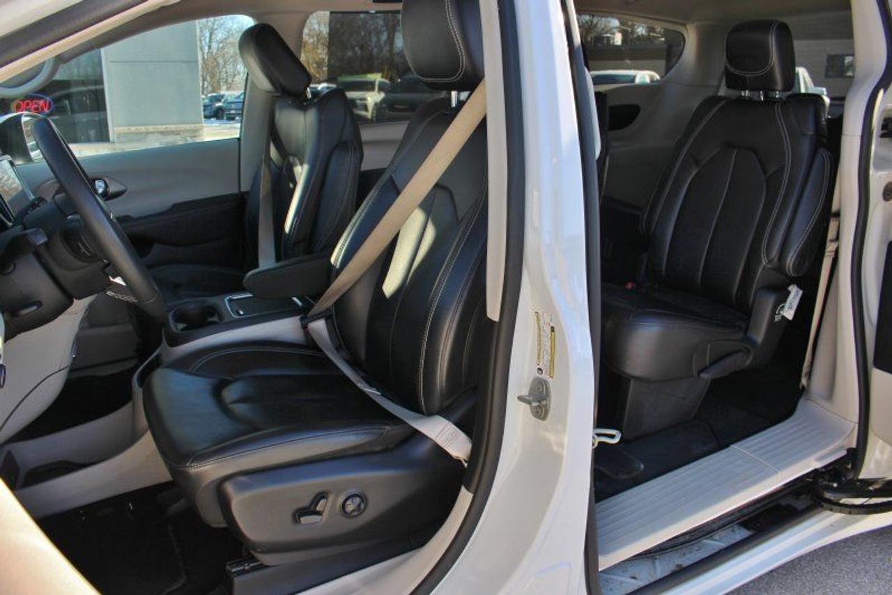 2023 Chrysler Pacifica TouringL*PWR Doors*Heated Leather*CarPlay*Rear Cam Photo
