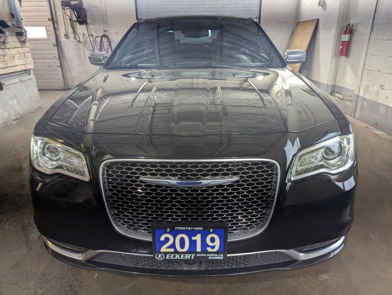 2019 Chrysler 300 300C PLATINUM WITH LEATHER/PANARAMIC SUNROOF!! Photo1