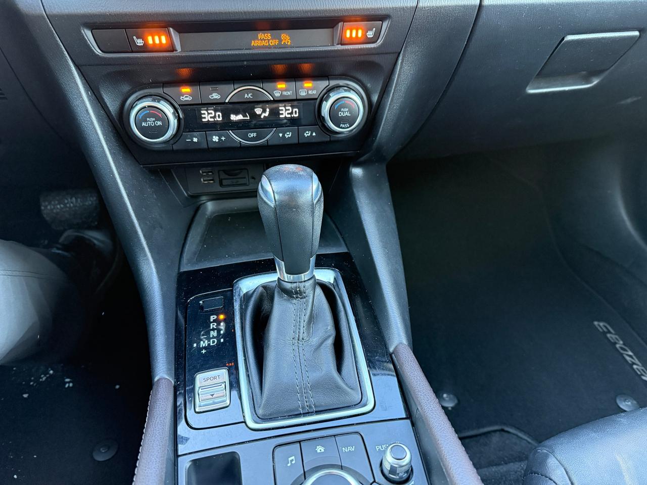 2018 Mazda MAZDA3 TOURING LOW KM's..NO ACCIDENTS.LEATHER.CERTIFIED ! Photo