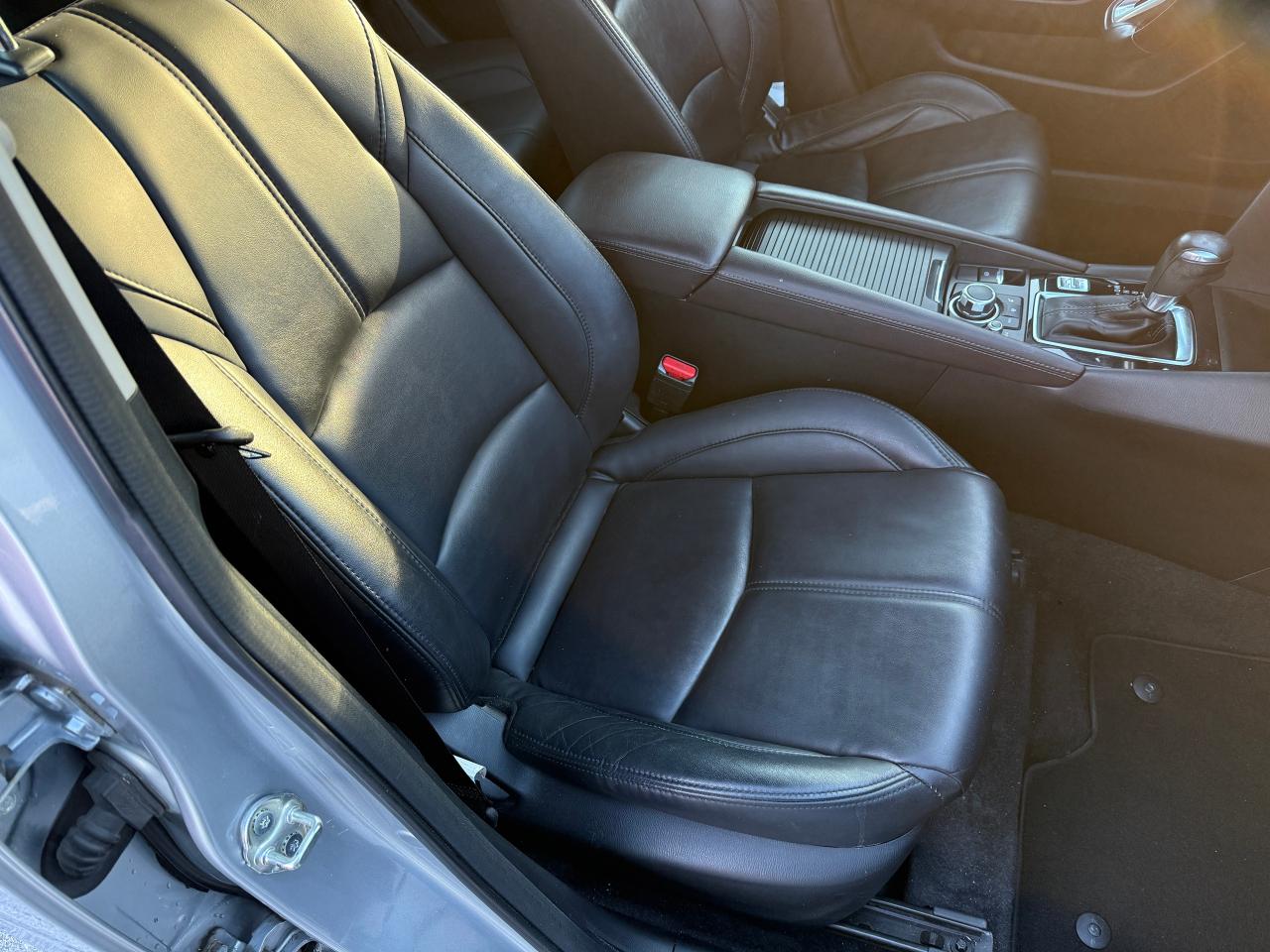 2018 Mazda MAZDA3 TOURING LOW KM's..NO ACCIDENTS.LEATHER.CERTIFIED ! Photo