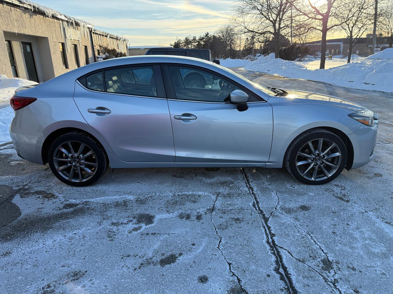 2018 Mazda MAZDA3 TOURING LOW KM's..NO ACCIDENTS.LEATHER.CERTIFIED ! Photo3