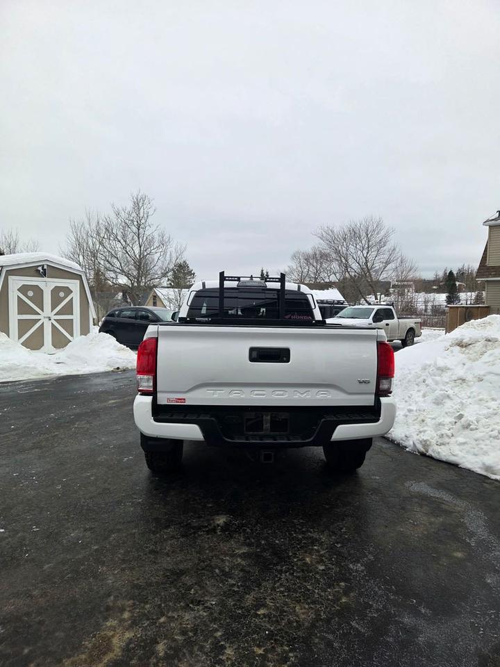 2018 Toyota Tacoma SR5 - Photo #5