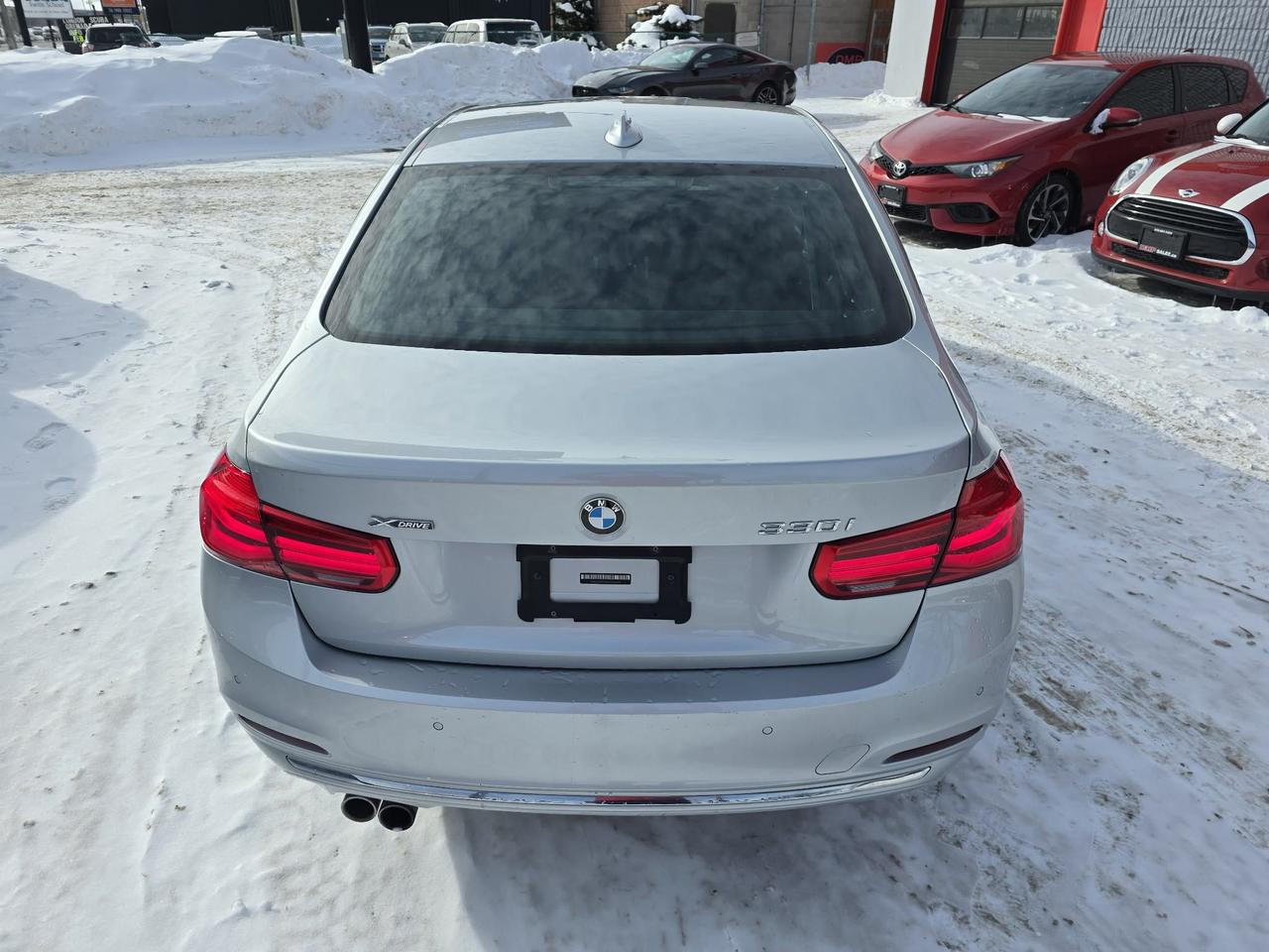 2017 BMW 3 Series 330i xDrive Photo4