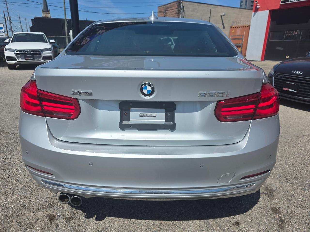 2017 BMW 3 Series 330i xDrive Photo4