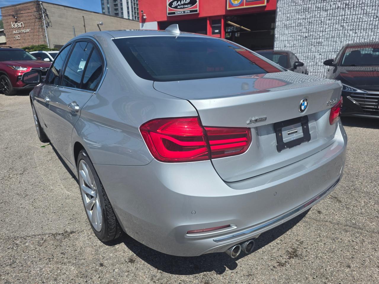 2017 BMW 3 Series 330i xDrive Photo