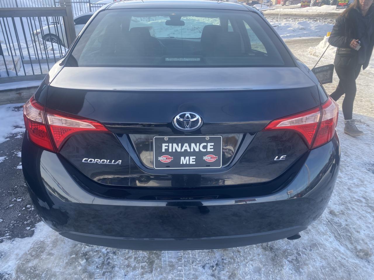 2018 Toyota Corolla LE Photo2