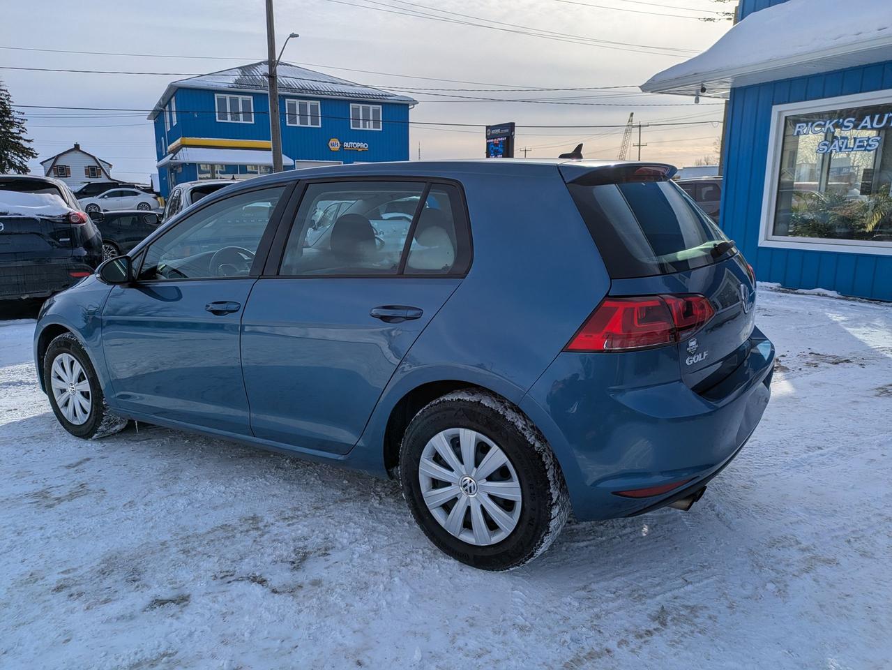 2016 Volkswagen Golf TRENDLINE Photo2