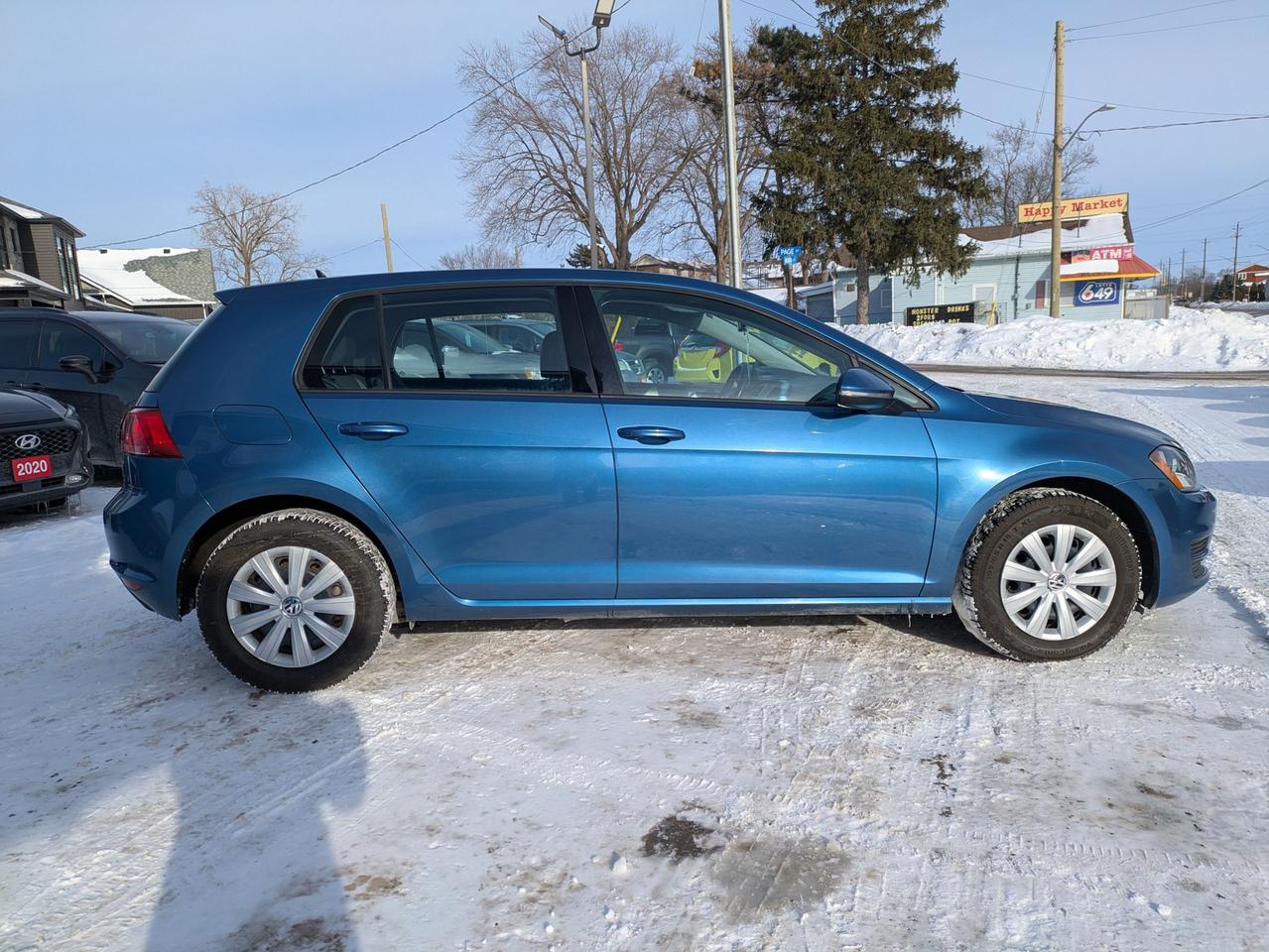 2016 Volkswagen Golf TRENDLINE Photo