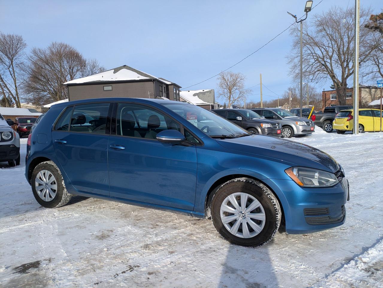 2016 Volkswagen Golf TRENDLINE Photo