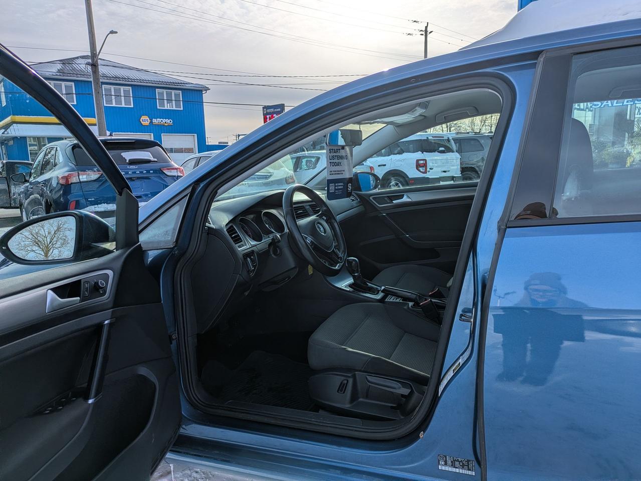 2016 Volkswagen Golf TRENDLINE Photo