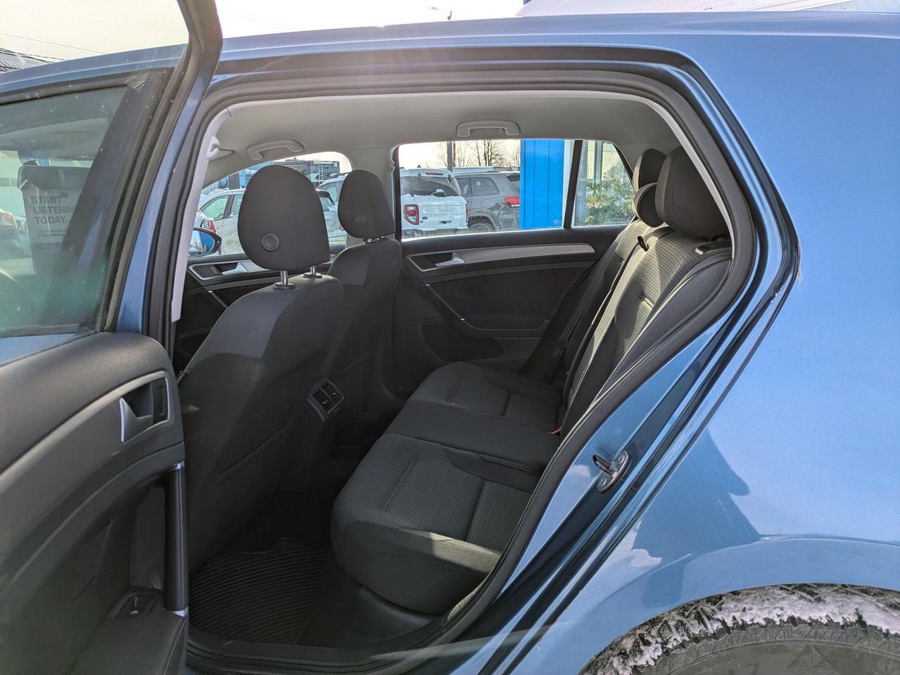 2016 Volkswagen Golf TRENDLINE Photo