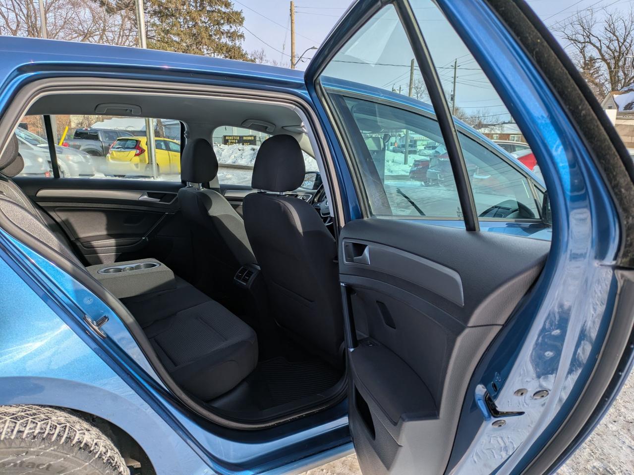 2016 Volkswagen Golf TRENDLINE Photo