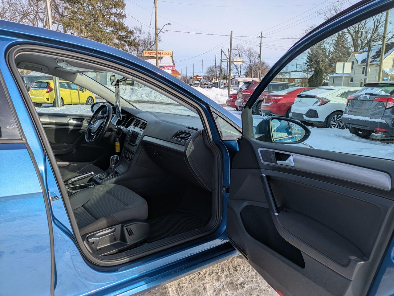 2016 Volkswagen Golf TRENDLINE Photo