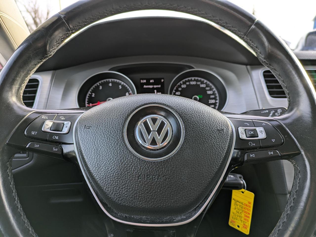 2016 Volkswagen Golf TRENDLINE Photo